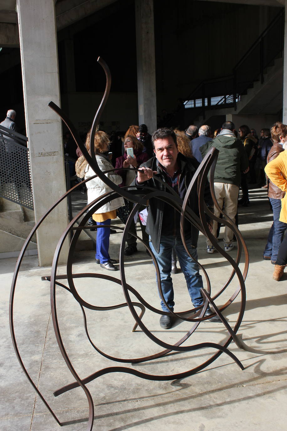Imagen secundaria 2 - Actuación artística dirigida por Andrés Talavero, mural de cerámica promovido por Petra Borrella y escultura 'Camándulas' del artista César David. 