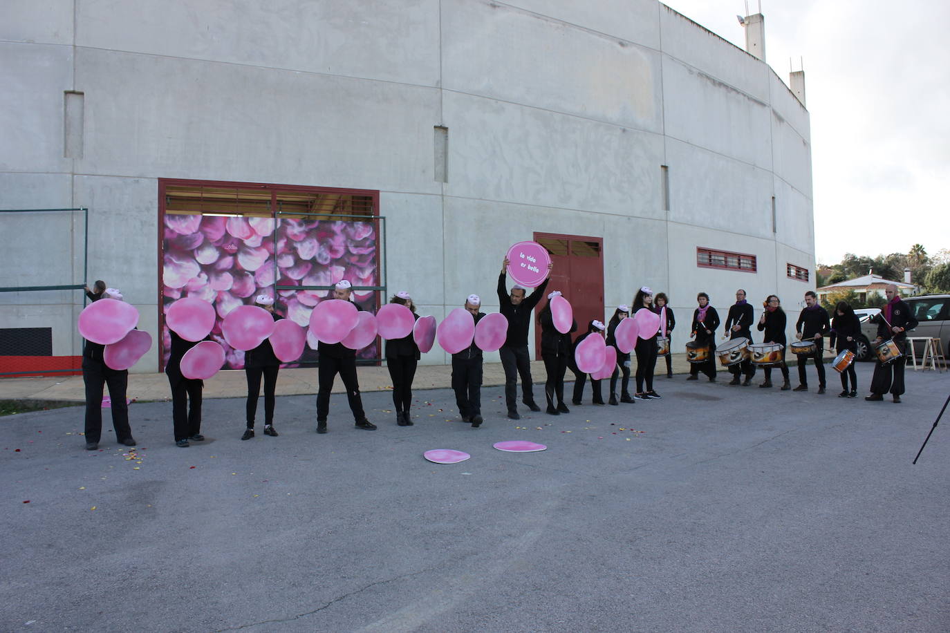 Imagen principal - Actuación artística dirigida por Andrés Talavero, mural de cerámica promovido por Petra Borrella y escultura 'Camándulas' del artista César David. 