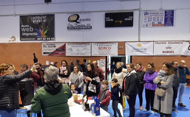 Imagen principal - Hubo sorteo de regalos, y puestos de artesanía y restauración de Gema Salas y Gema Vivas. Papelería Gepetto participó por primera vez. 