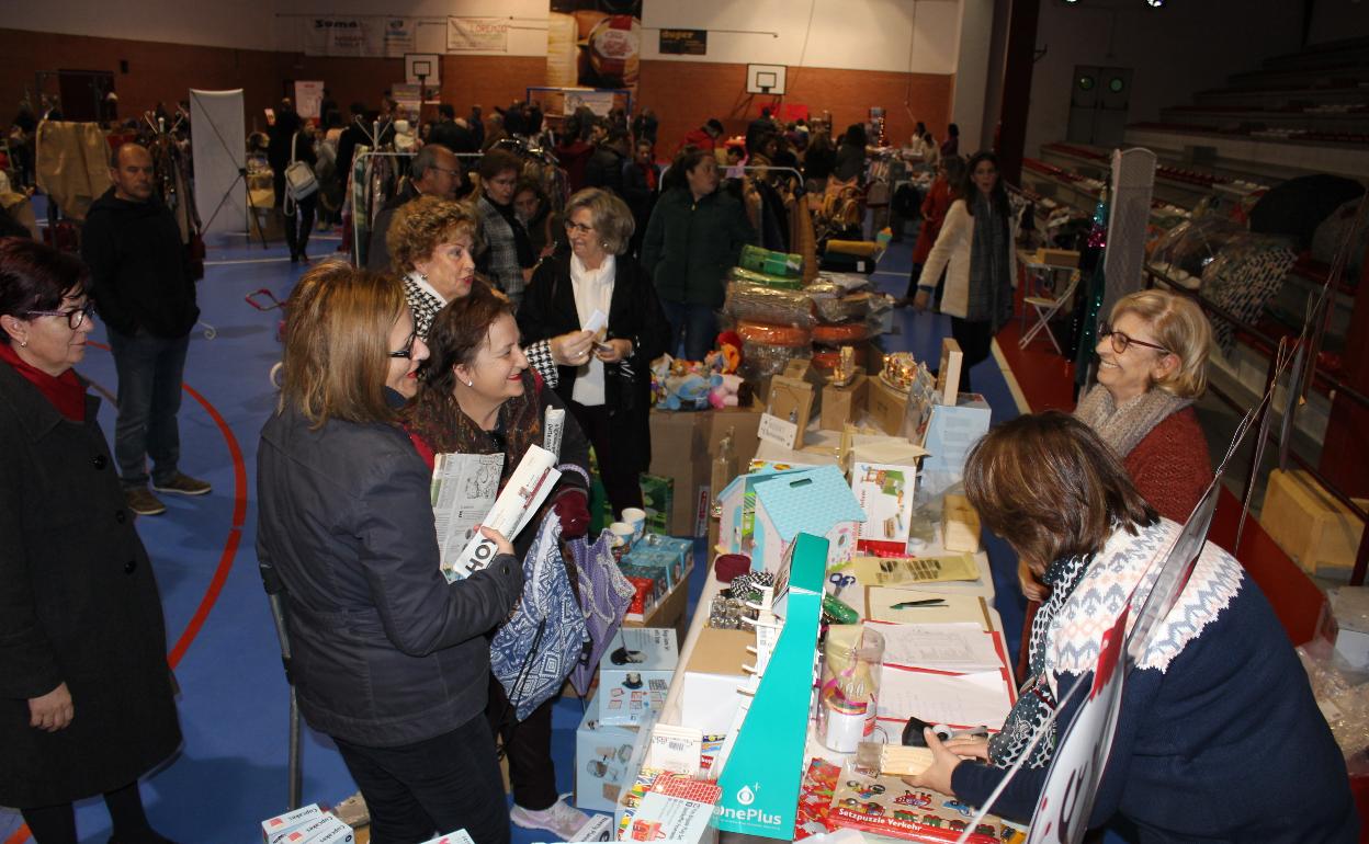 Numerosas personas se acercaron a realizar compras en la jornada de domingo. 