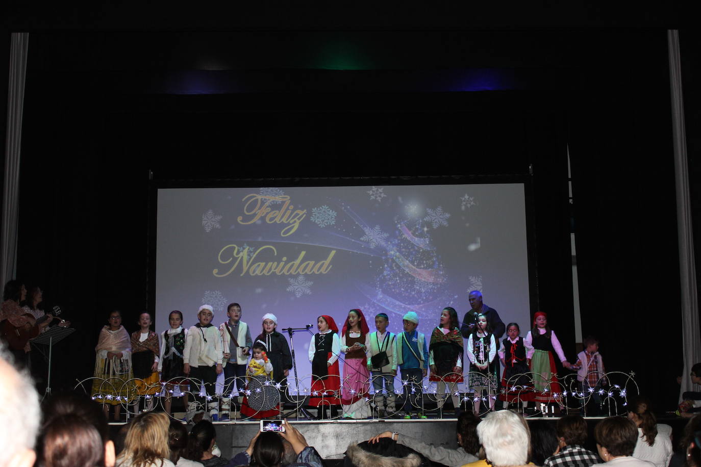 Niños de tercer curso de Primaria, ayer en la actuación. 