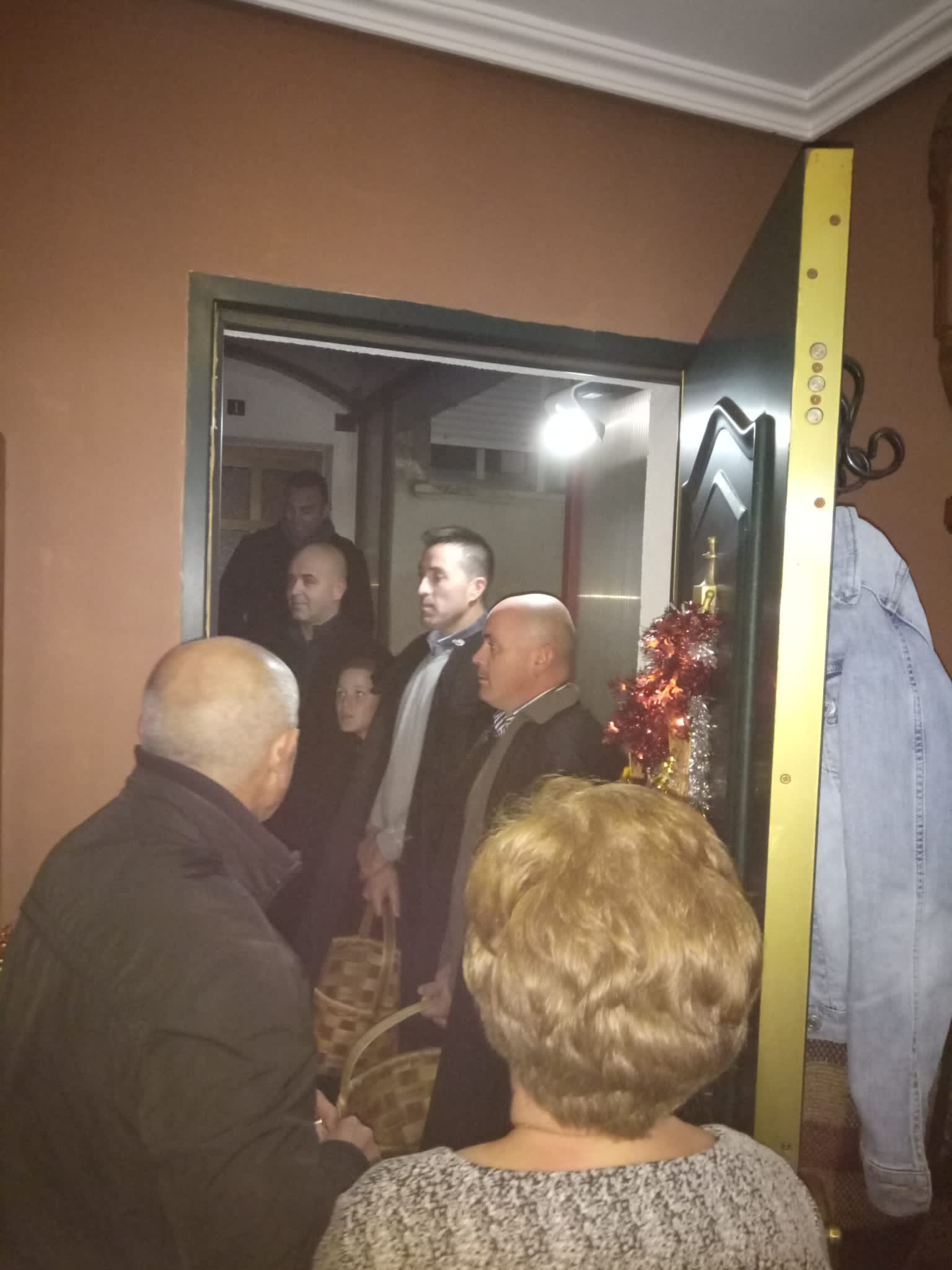 Imagen secundaria 2 - La cofradía reza en cada casa, abran o no la puerta.