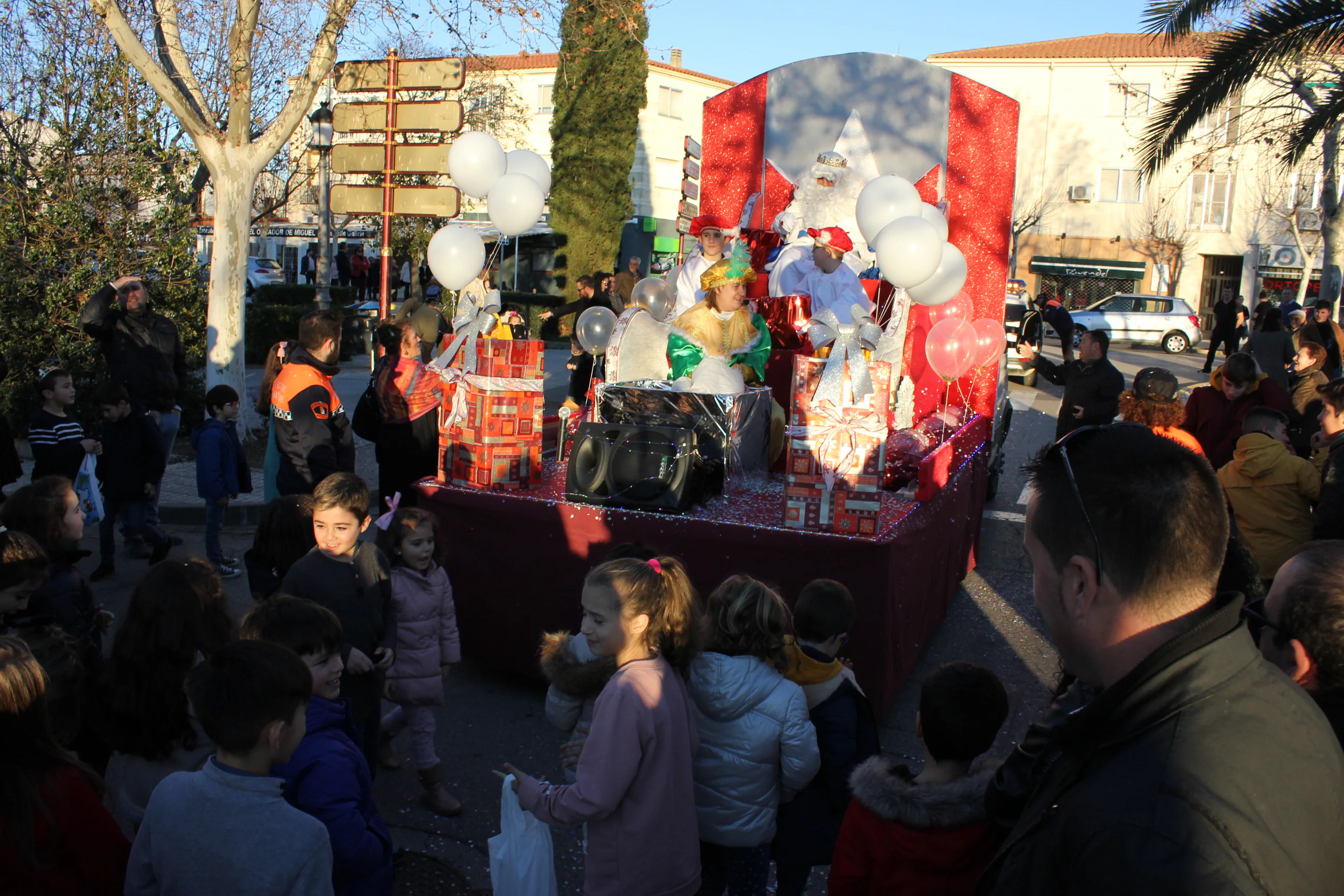 Imagen principal - Los Reyes Magos llenan de ilusión las calles de Casar de Cáceres