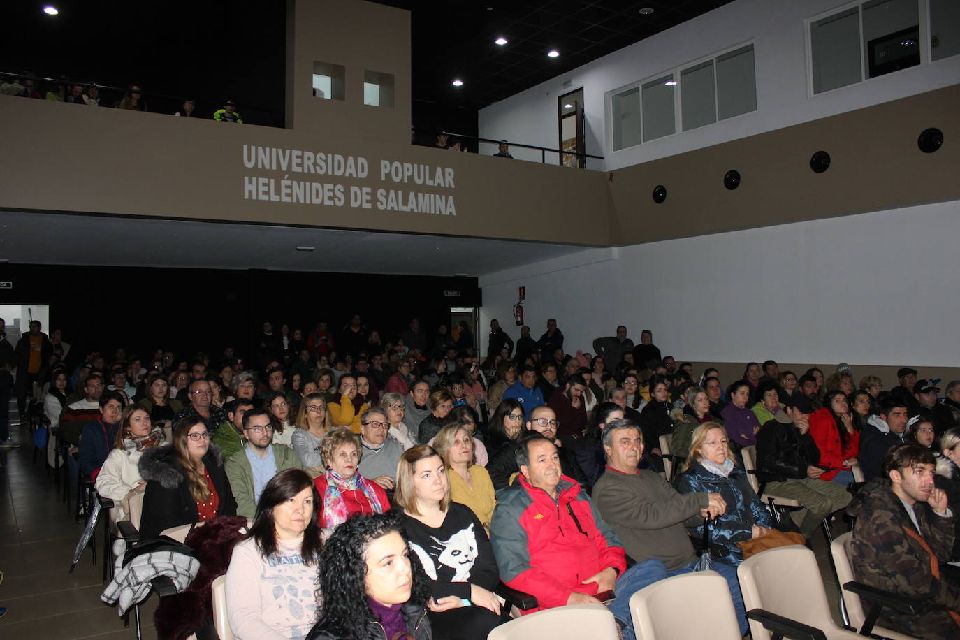 El salón de actos de la casa de cultura estaba repleto de candidatos y familiares. 