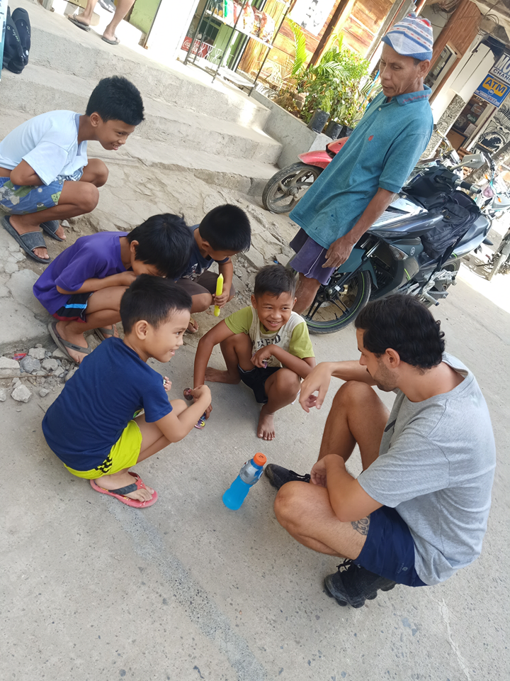 Enrique, en la calle del municipio de El Nido, junto a niños filipinos. 