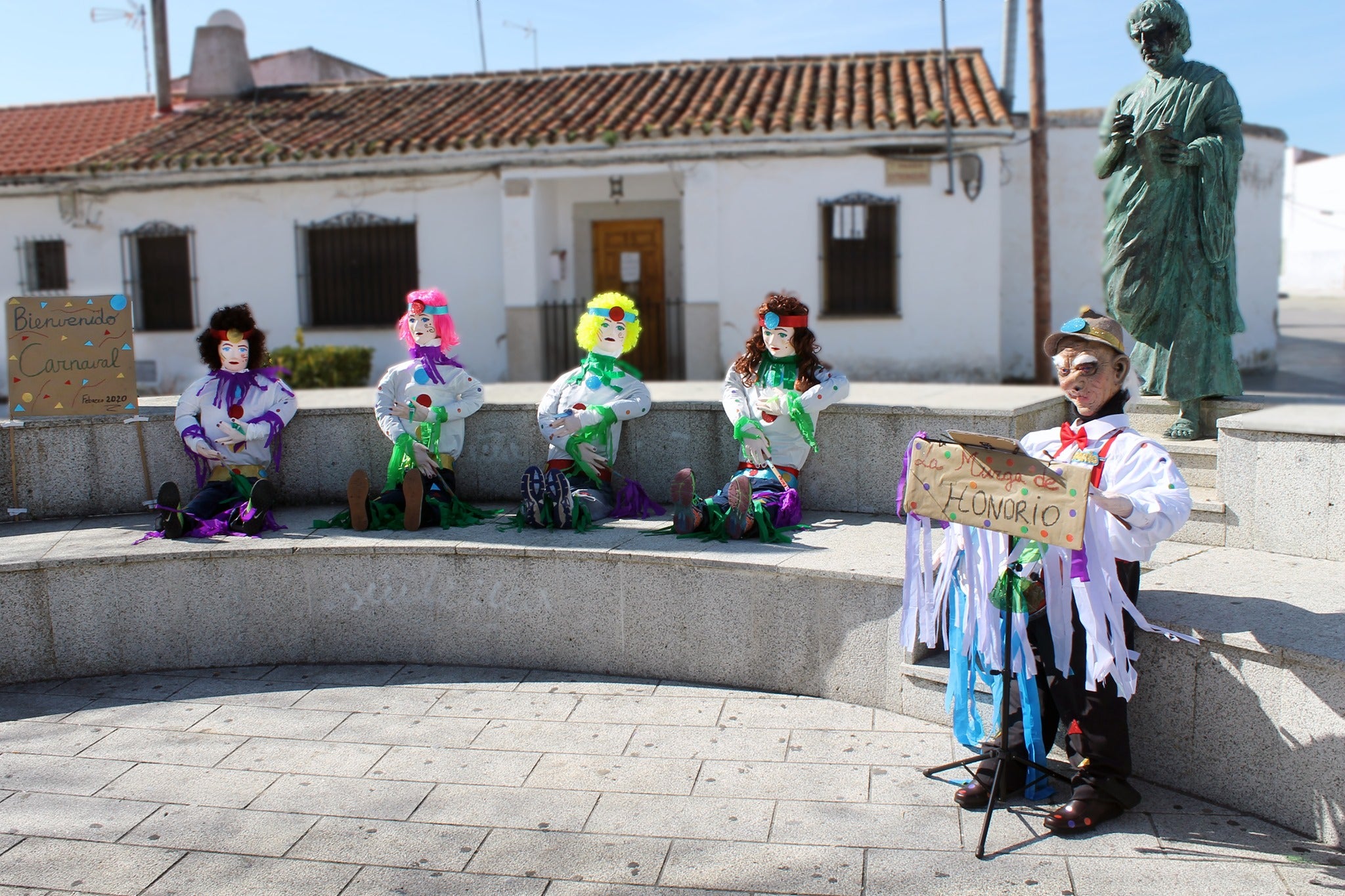 Imagen principal - Honorio y sus niños, el agente y el cabo de la policía, y los usuarios del centro de día con su cuidadora. UUPP