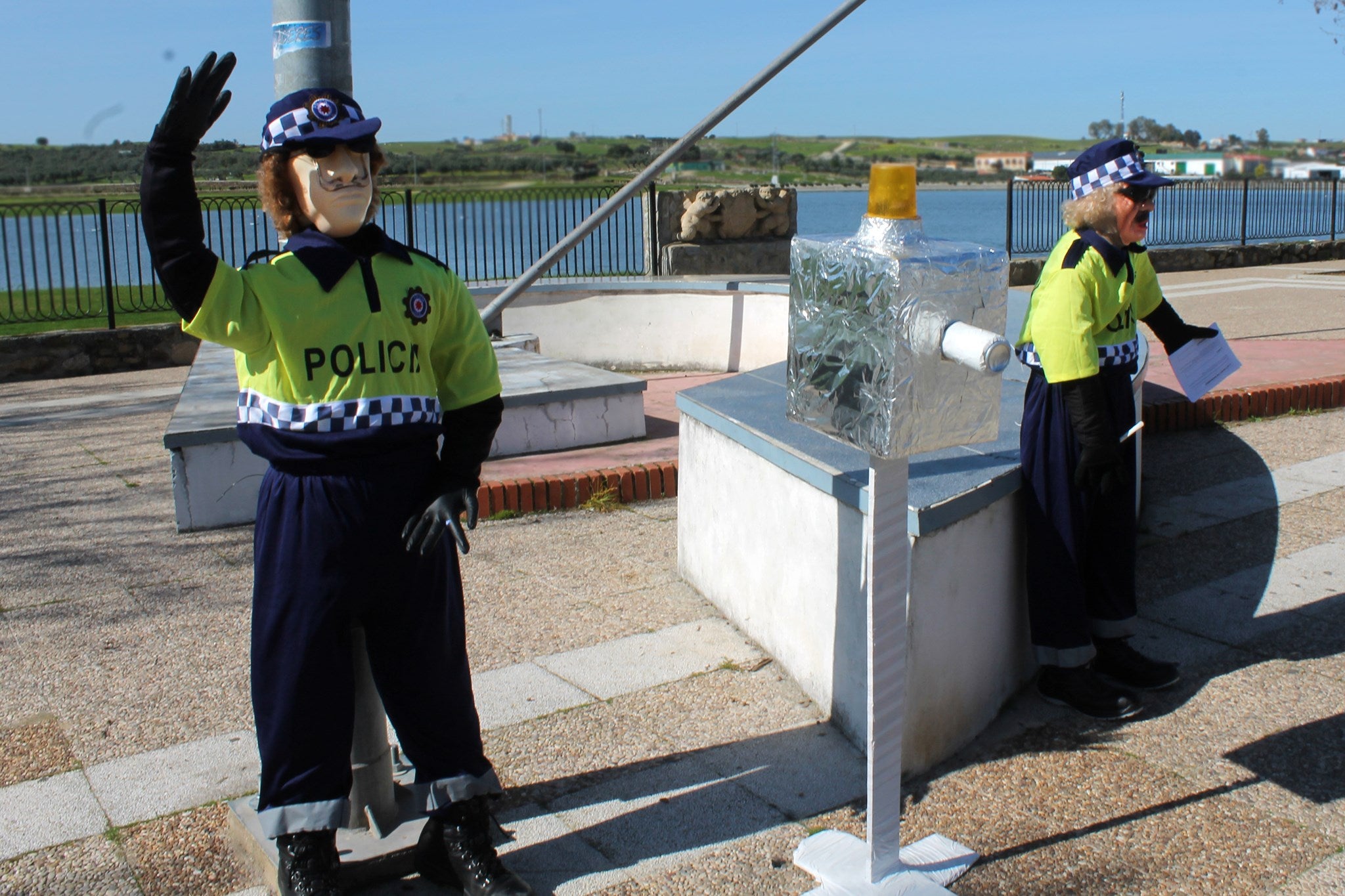 Imagen secundaria 1 - Honorio y sus niños, el agente y el cabo de la policía, y los usuarios del centro de día con su cuidadora. UUPP