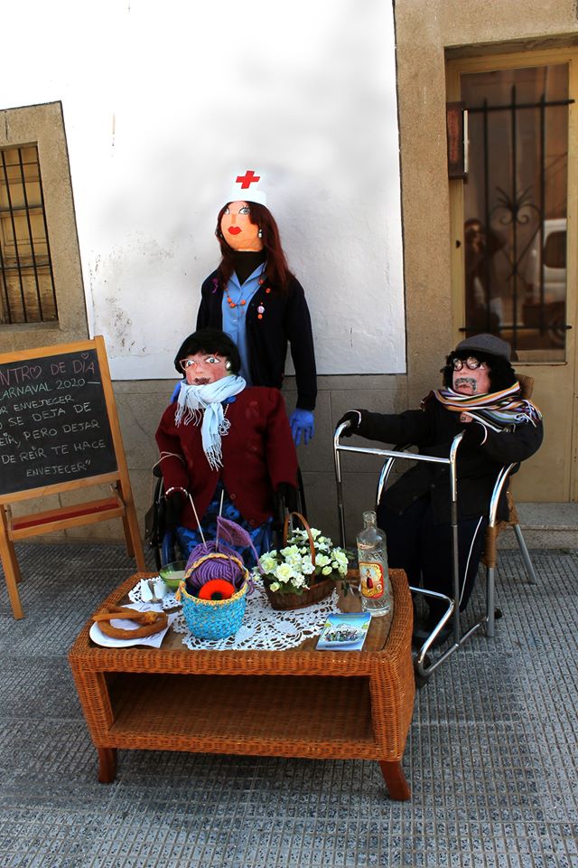 Imagen secundaria 2 - Honorio y sus niños, el agente y el cabo de la policía, y los usuarios del centro de día con su cuidadora. UUPP