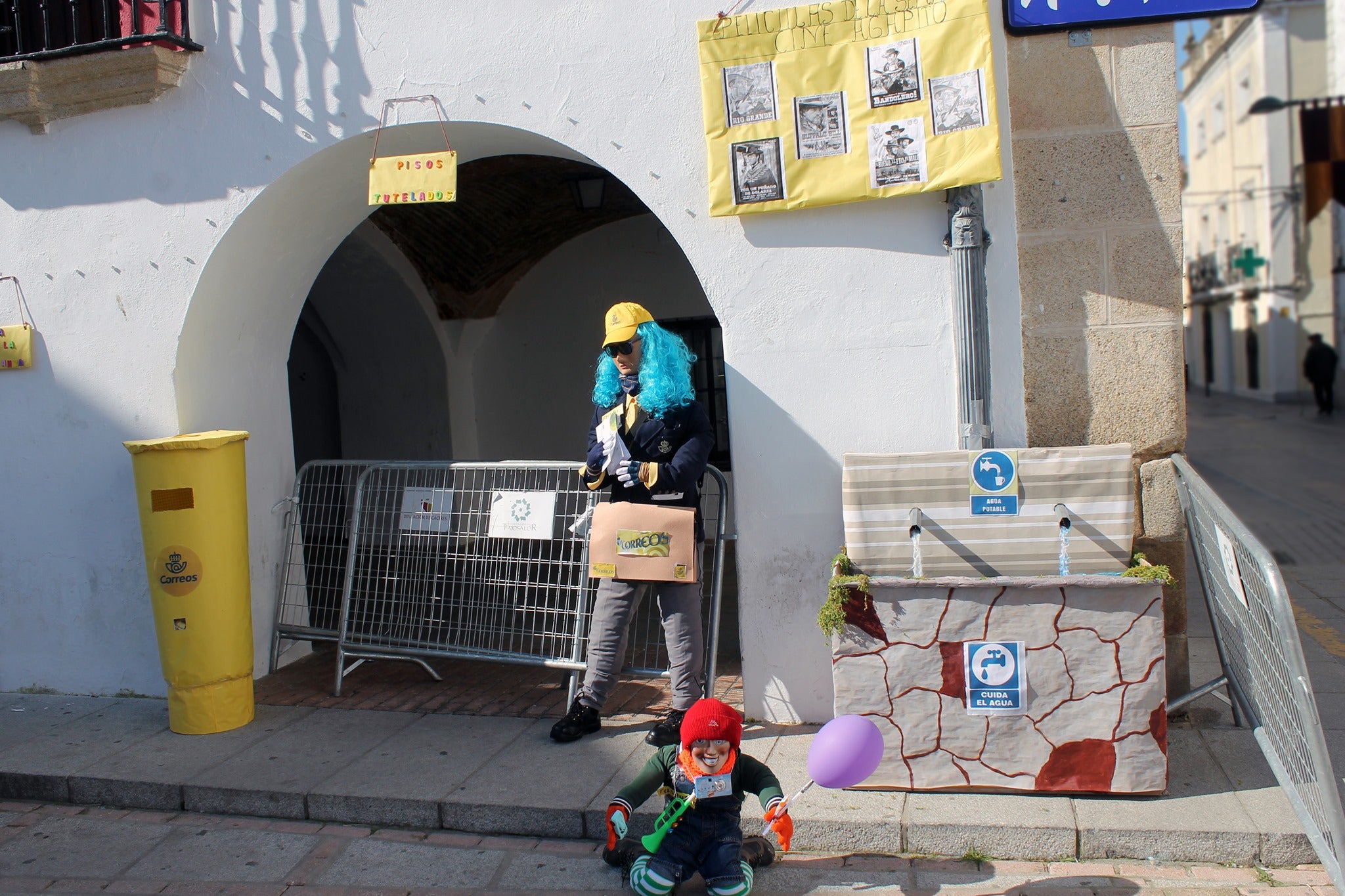 Imagen principal - Prado la cartera, niños de la escuela infantil Zarapico y un abuelo paseando a su nieta. UUPP