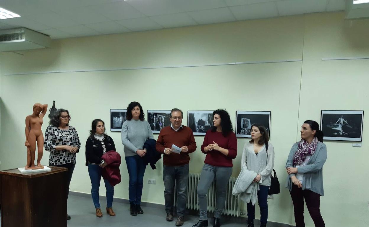 Artistas y organizadores, ayer en la inauguración de la muestra. 