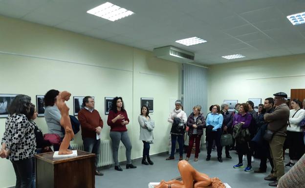 Imagen principal - Una exposición fusiona fotografías y esculturas realizadas por mujeres casareñas