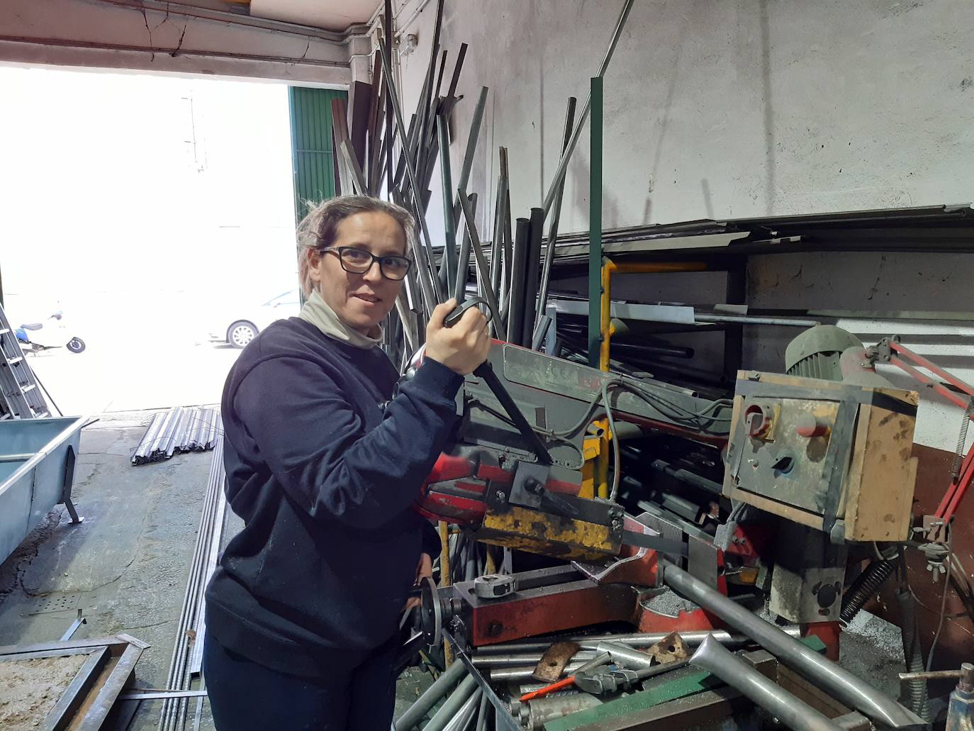 Gema Díaz en su cerrajería. 