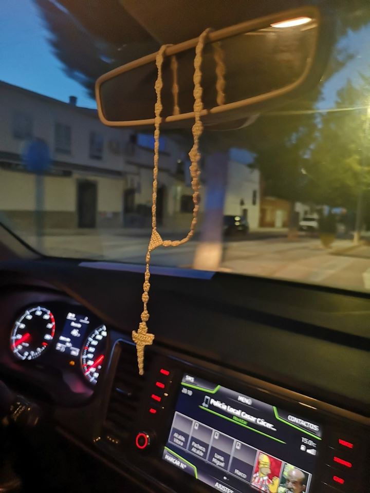 Imagen secundaria 1 - Basilio Ronco se subió al tejado con su bingo, una mujer le regaló dos rosarios a la Policía, y en la calle Nisa los vecinos escuchan música casi a diario. 