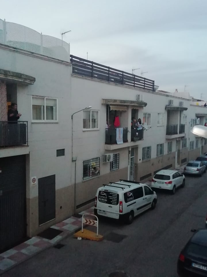 Imagen secundaria 2 - Basilio Ronco se subió al tejado con su bingo, una mujer le regaló dos rosarios a la Policía, y en la calle Nisa los vecinos escuchan música casi a diario. 