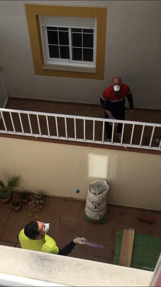 Jorge Hinojal y David Sánchez organizan partidos de pádel a través de sus patios. 