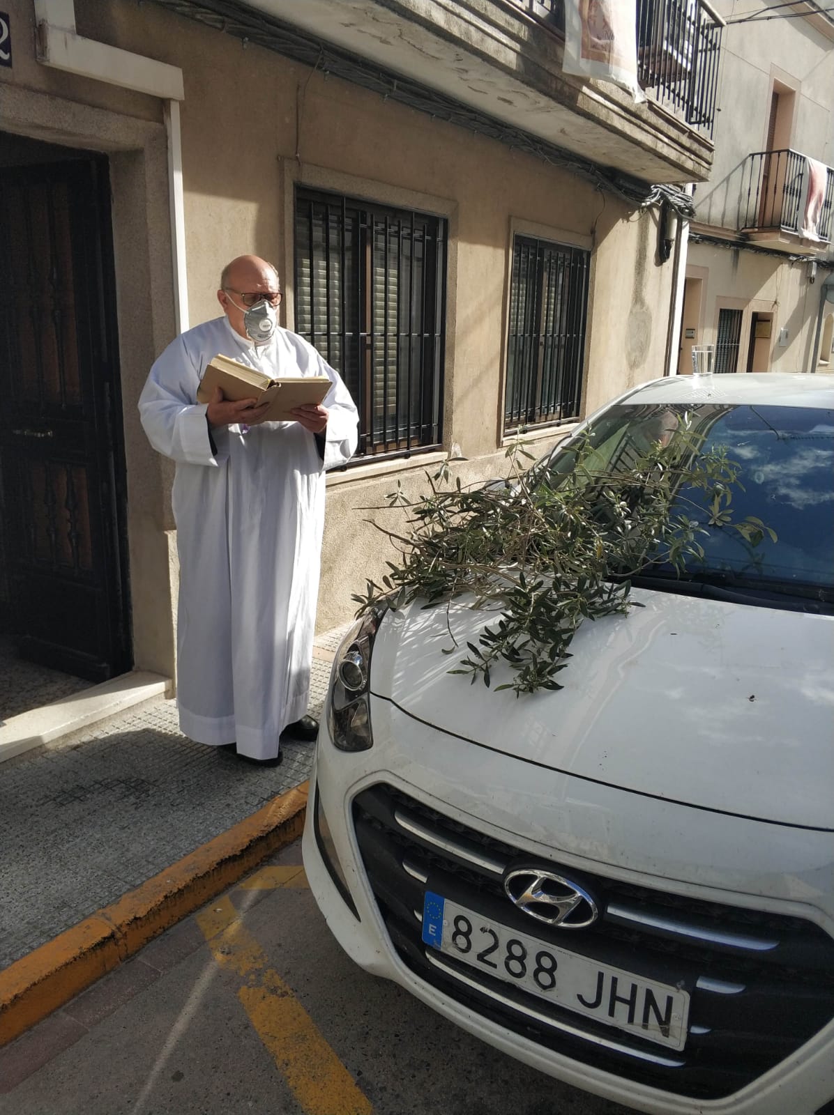 El sacerdote ha bendecido una gran rama de olivo a petición de la Policía Local.