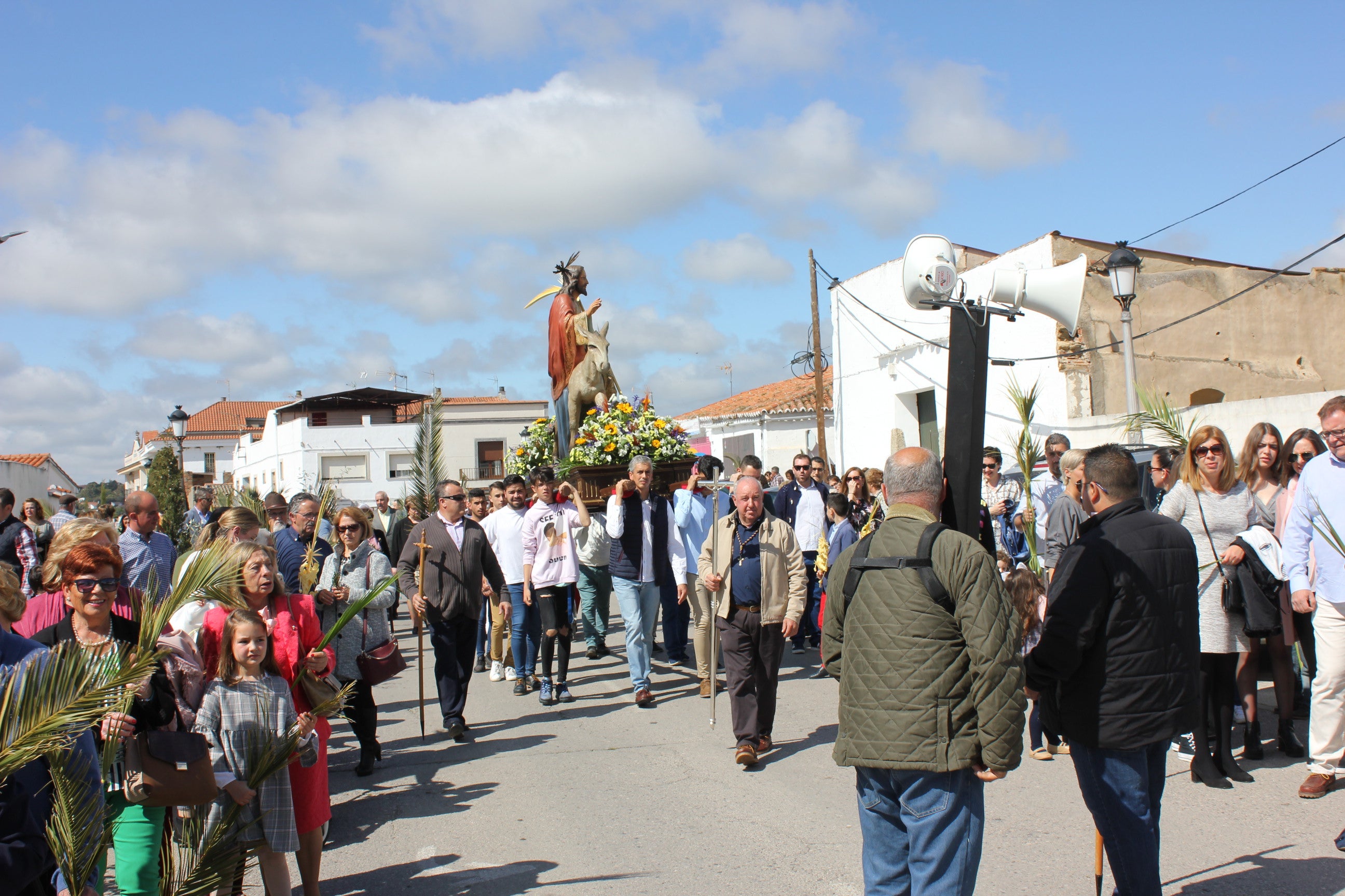 Imagen principal - El año pasado el sol lució para disfrutar del desfile del Domingo de Ramos. Este año,los vecinos se conforman con salir al balcón con ramas de olivo. 