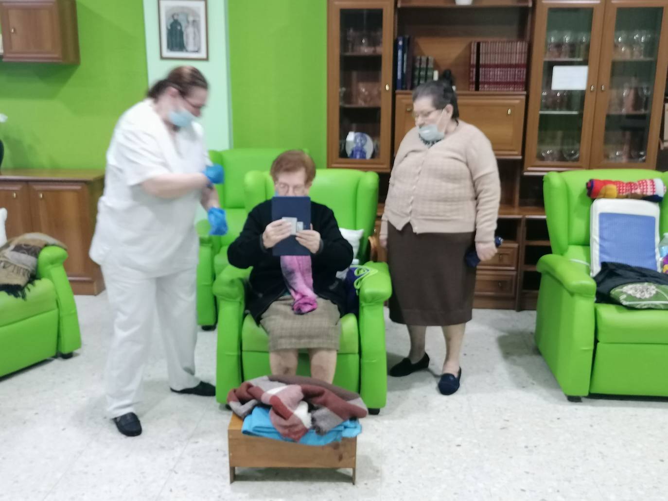 Los octogenarios se han defendido bien con la primera tablet que han tenido en las manos en toda su vida. 