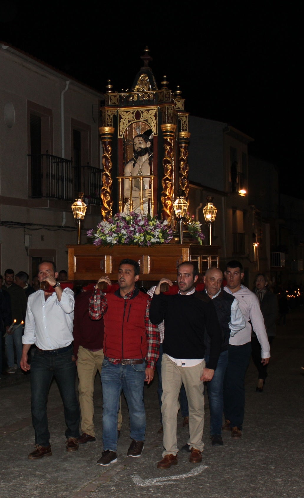 Imagen secundaria 2 - Así vivió Casar de Cáceres la noche del Jueves Santo en 2019