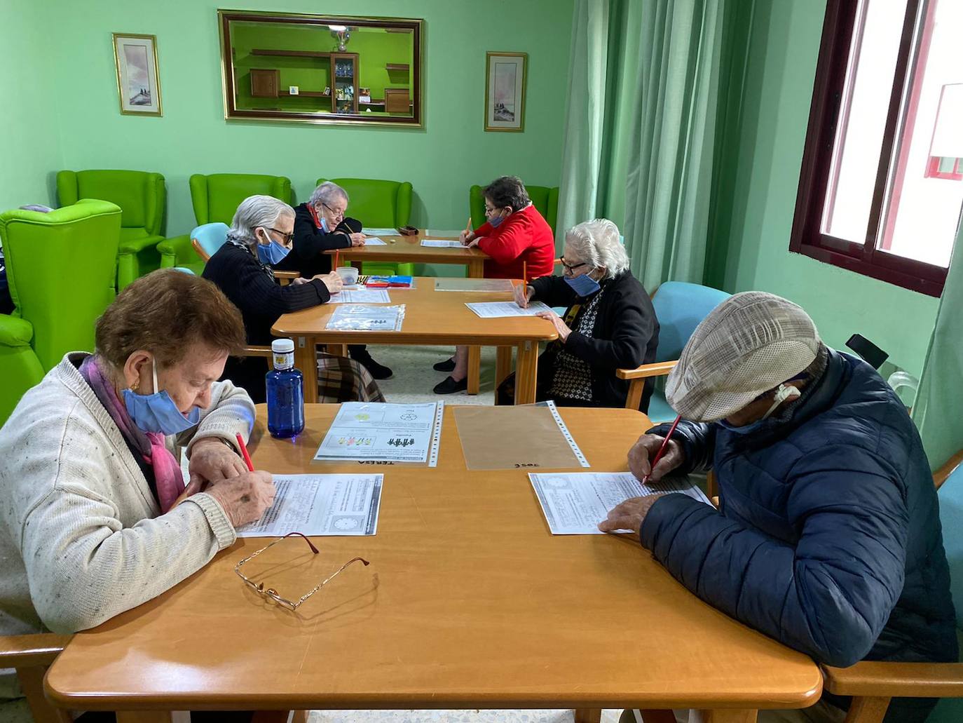 Cada martes y jueves reciben la visita de la terapeuta ocupacional, María Cebrián. 