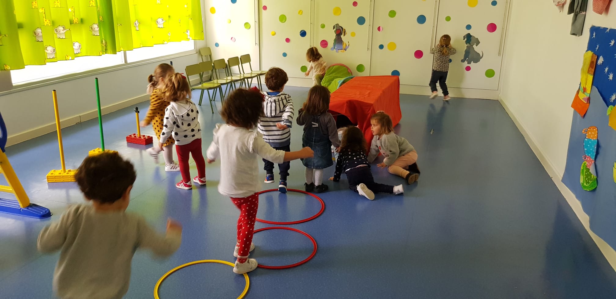 Los más pequeños realizando distintas actividades en las aulas. 