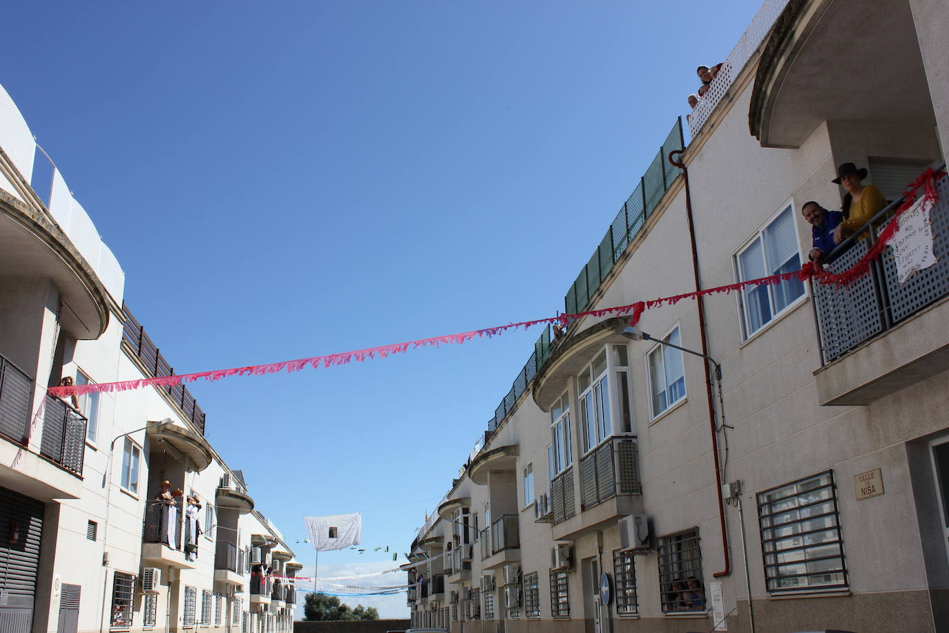 Imagen principal - Casar de Cáceres celebra la romería de San Benito desde sus balcones y ventanas