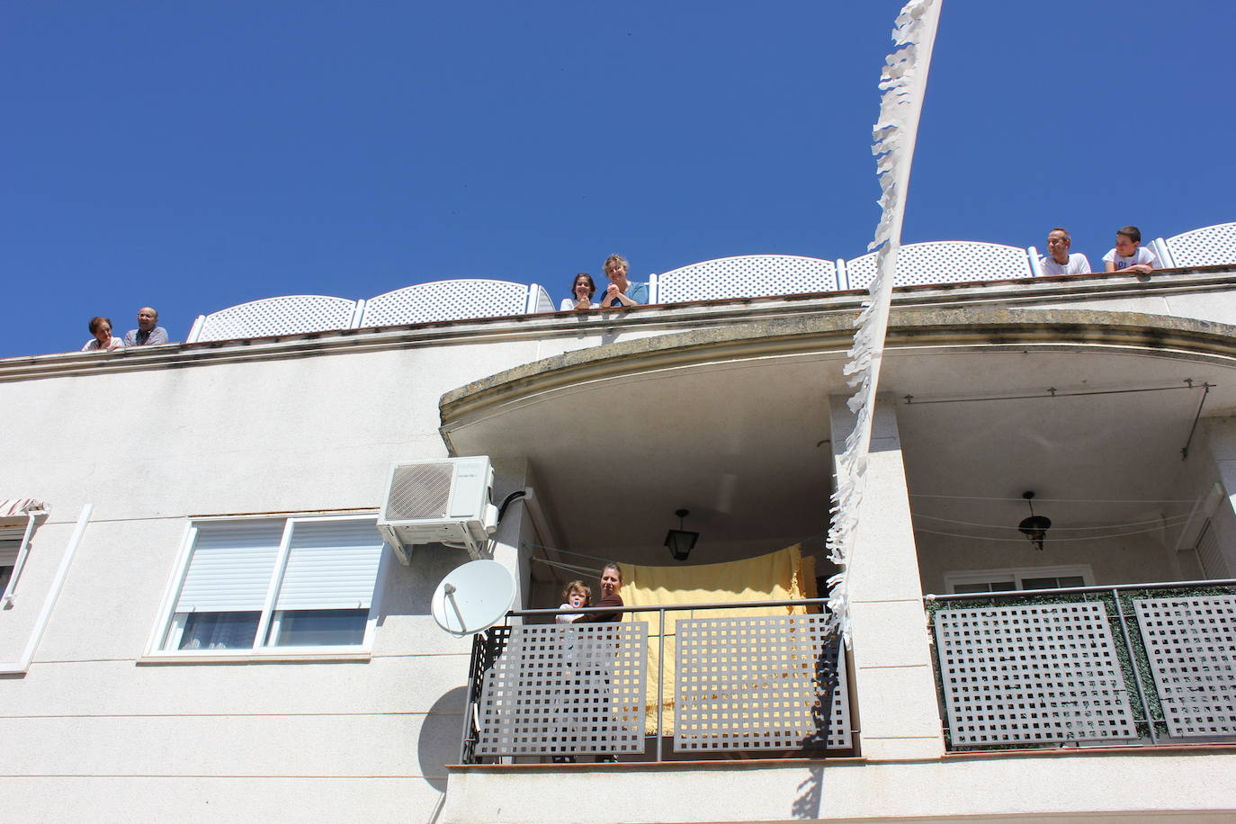 Imagen secundaria 1 - Casar de Cáceres celebra la romería de San Benito desde sus balcones y ventanas