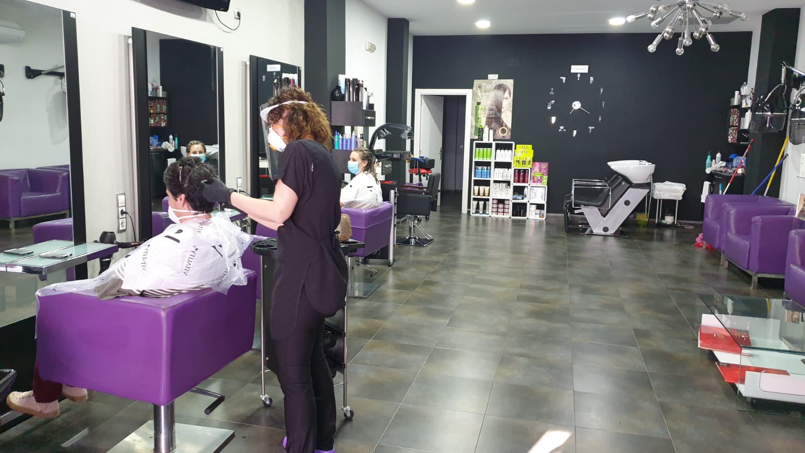 En las peluquerías se nota el parón en la atención a clientes, al sólo poder recibir a una persona por cada dependiente. 