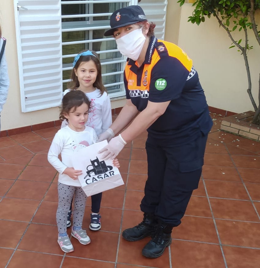 Elsa Rey, una de las niñas del primer curso de Infantil que ayer recibió un libro como obsequio. 