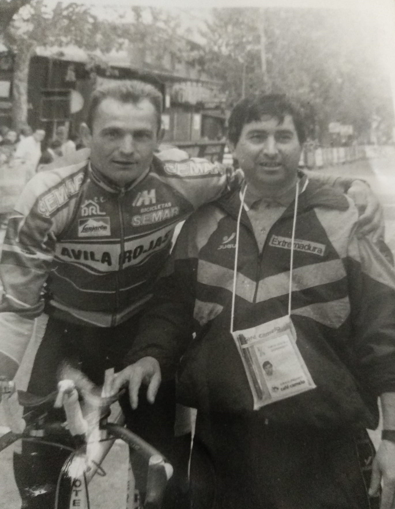 Félix Mendo con el ciclista José Uréa, en Cáceres. 