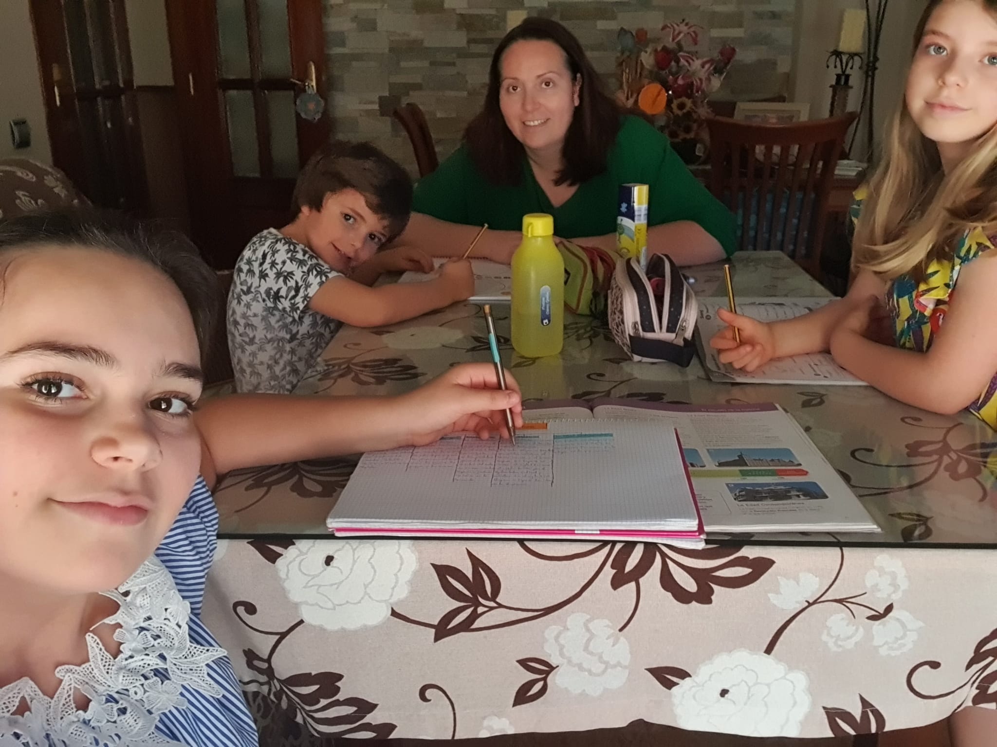 Soledad Galán junto a sus tres hijos. 