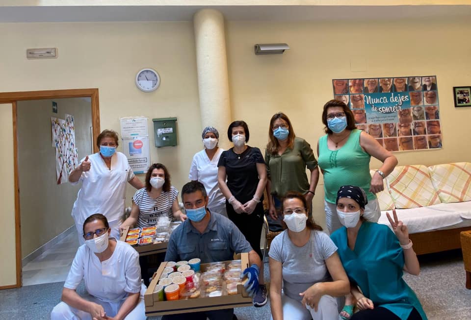 Trabajadoras municipales reciben agradecidas el desayuno de la Fundación. 