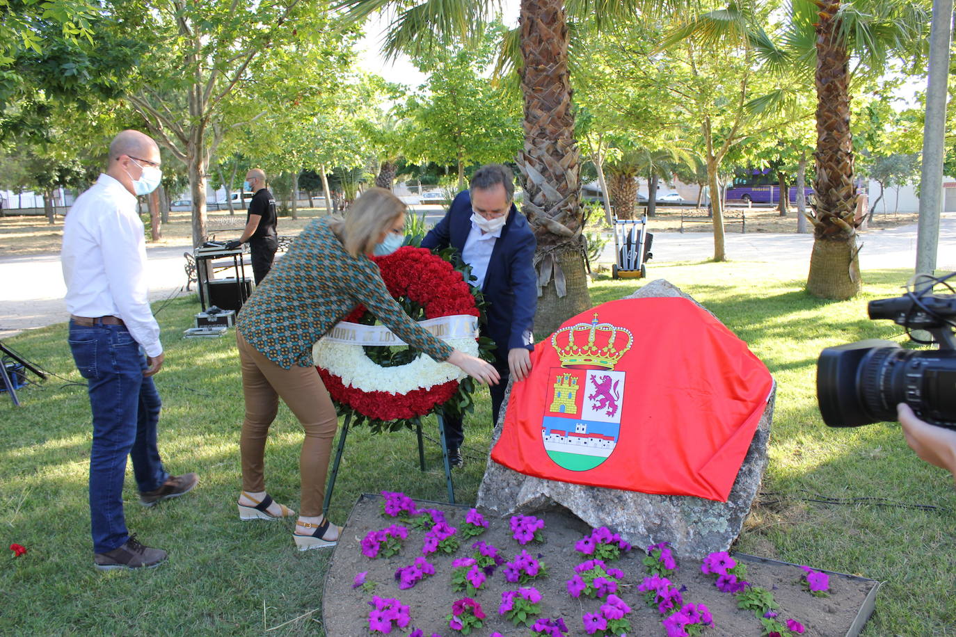 Imagen principal - El parque de José Cortes alberga desde hoy un monolito en recuerdo a los fallecidos durante el estado de alarma. 
