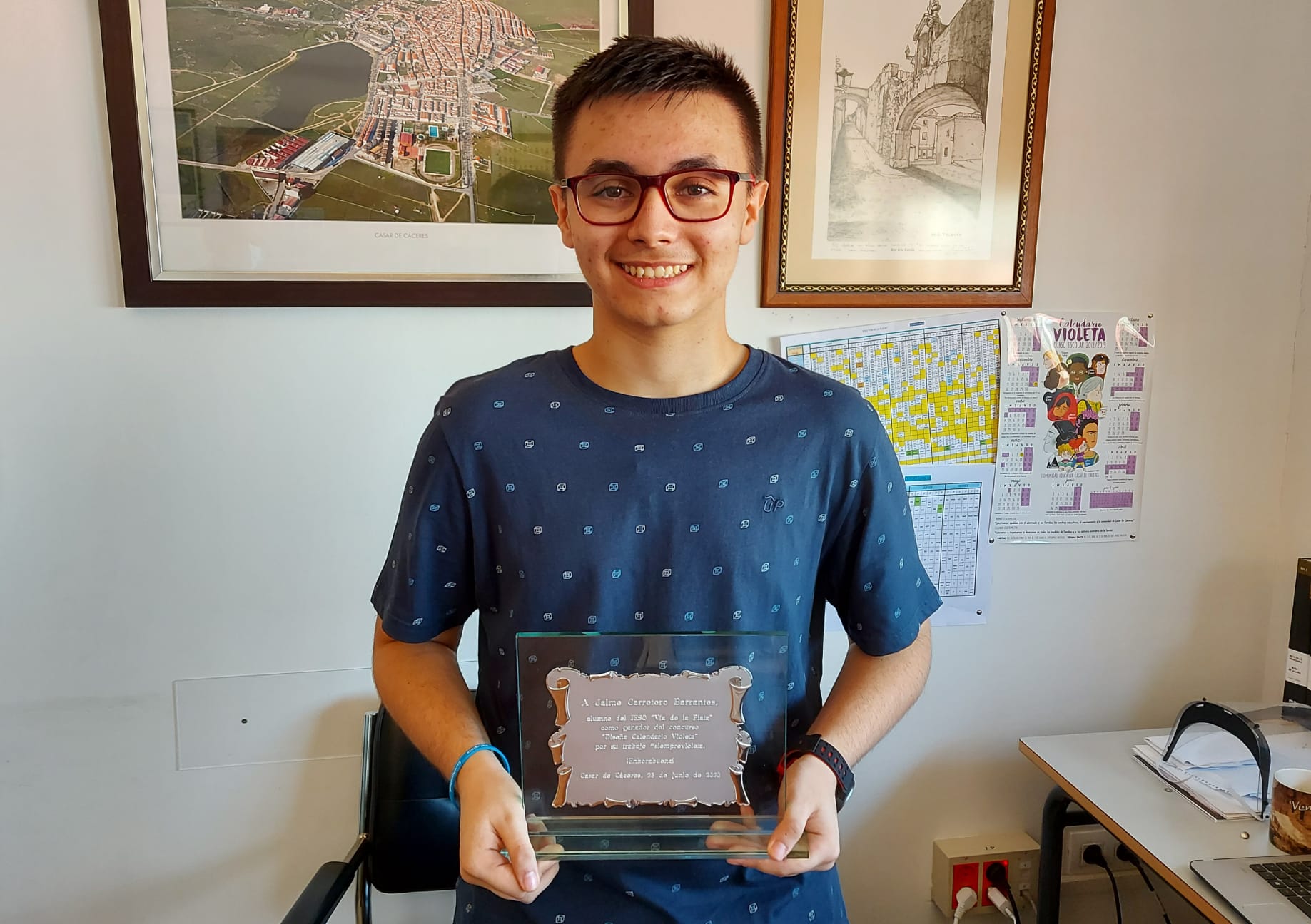 Jaime Carretero ha diseñado el cartel del Calendario violeta para el próximo curso escolar. 