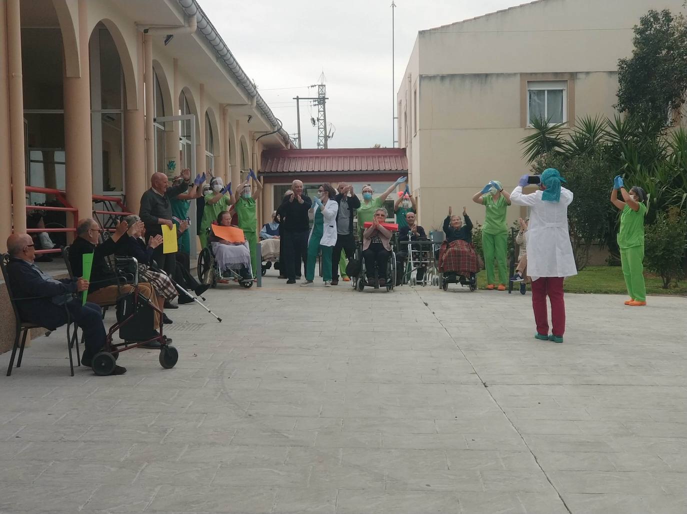 Trabajadores y usuarios celebraban el pasado mes de abril estar libres de covid, y hoy vuelven a recuperar la ilusión con la misma noticia. 
