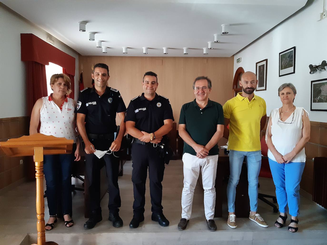Dos agentes de policía toman posesión de su plaza fija en la localidad