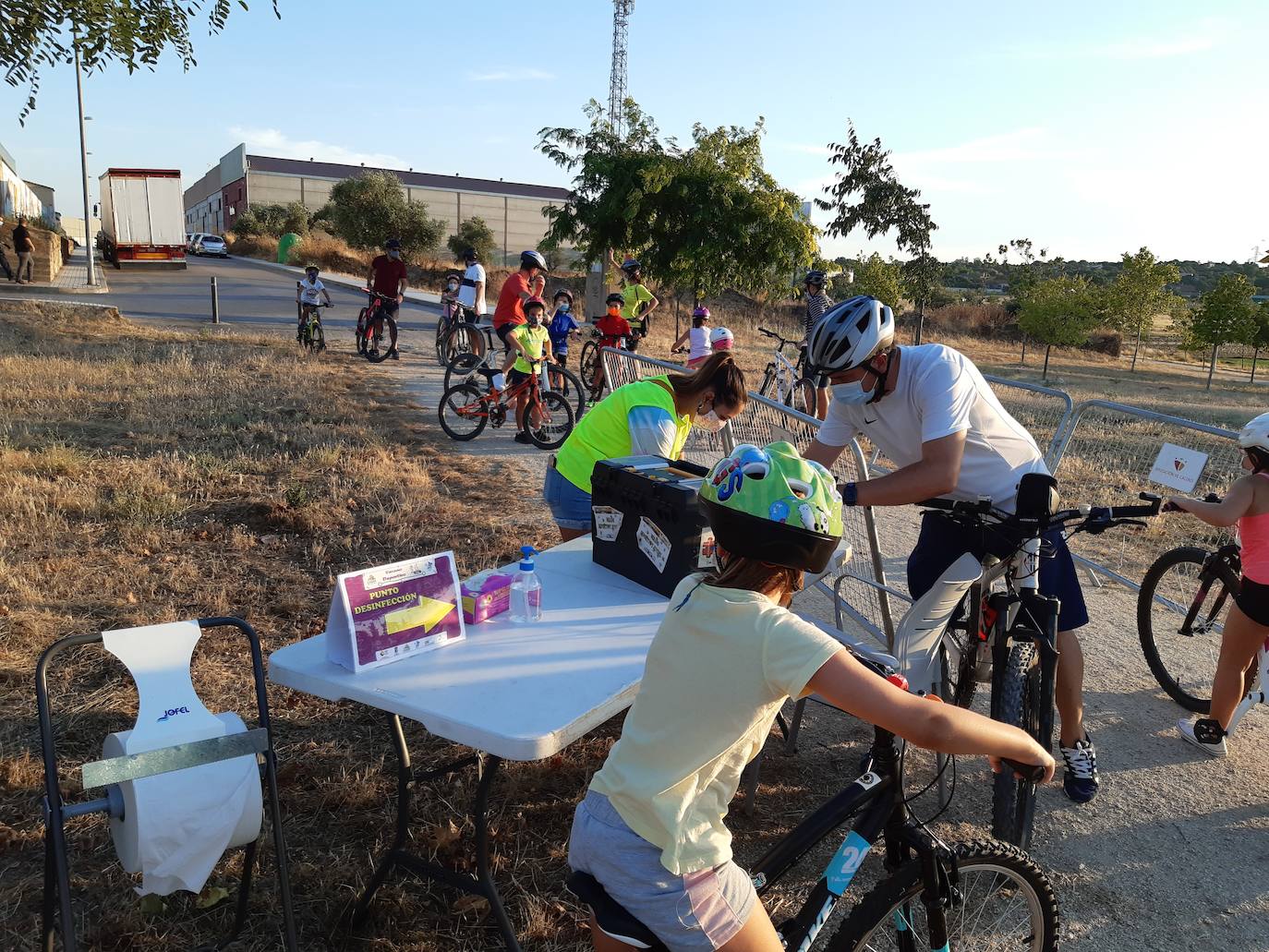 Imagen secundaria 1 - Las salidas se han hecho con distanciamiento entre familias. 