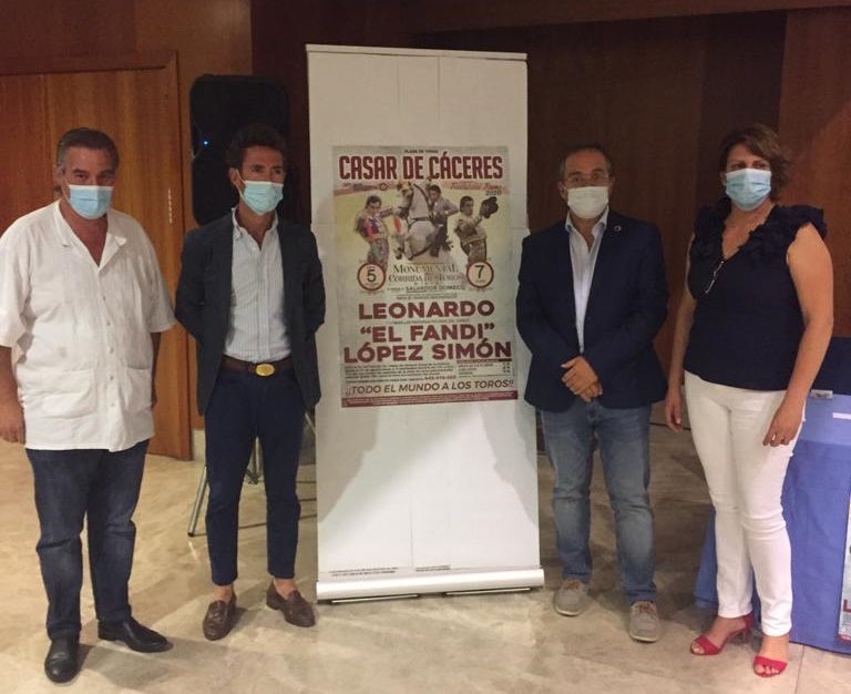 El alcalde y la teniente alcalde de Casar de Cáceres, el empresario taurino Marcos Lozano y el rejoneador Leonardo, ayer en la presentación del cartel. 