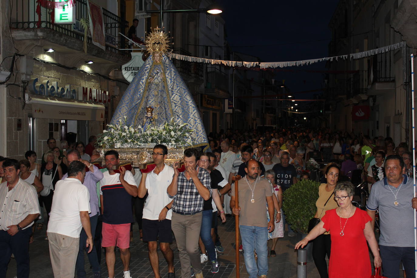 El pasado año la Virgen fue recibida por una multitud de casareños. 