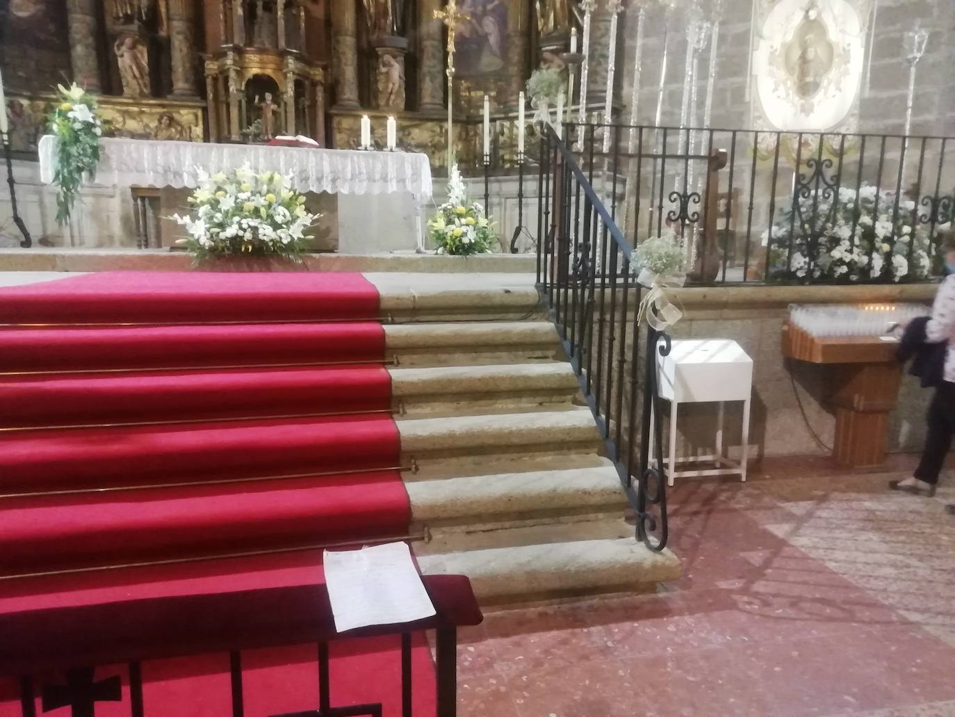 El peregrino ha dejado un papel con varias citas bíblicas antes de abandonar el templo. HOY