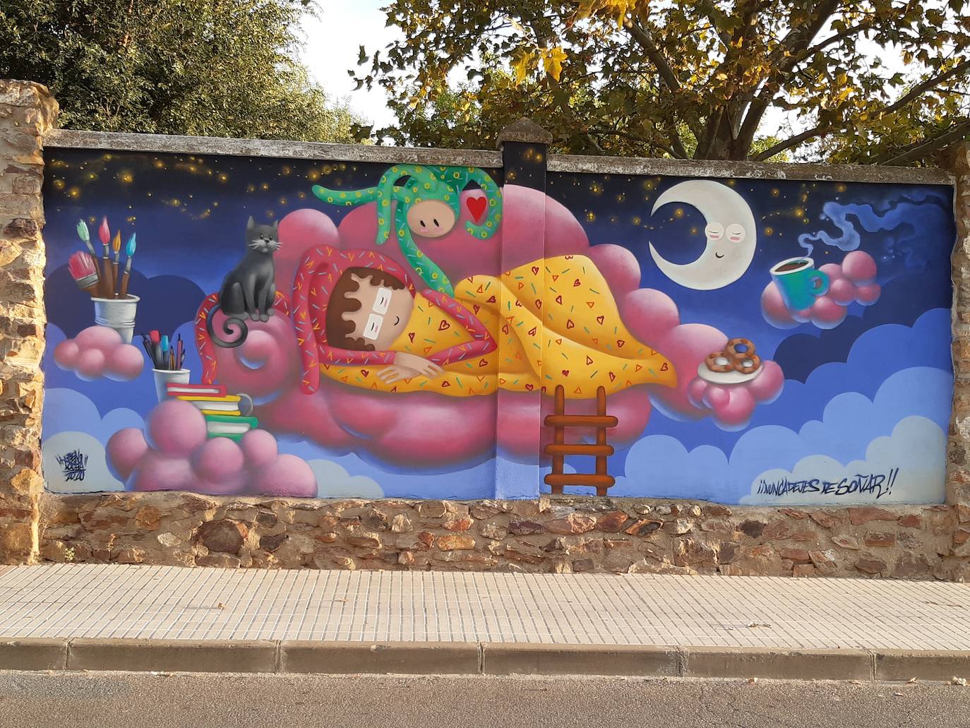El dibujo ya puede visitarse junto al resto de obras en el muro de la piscina municipal. 