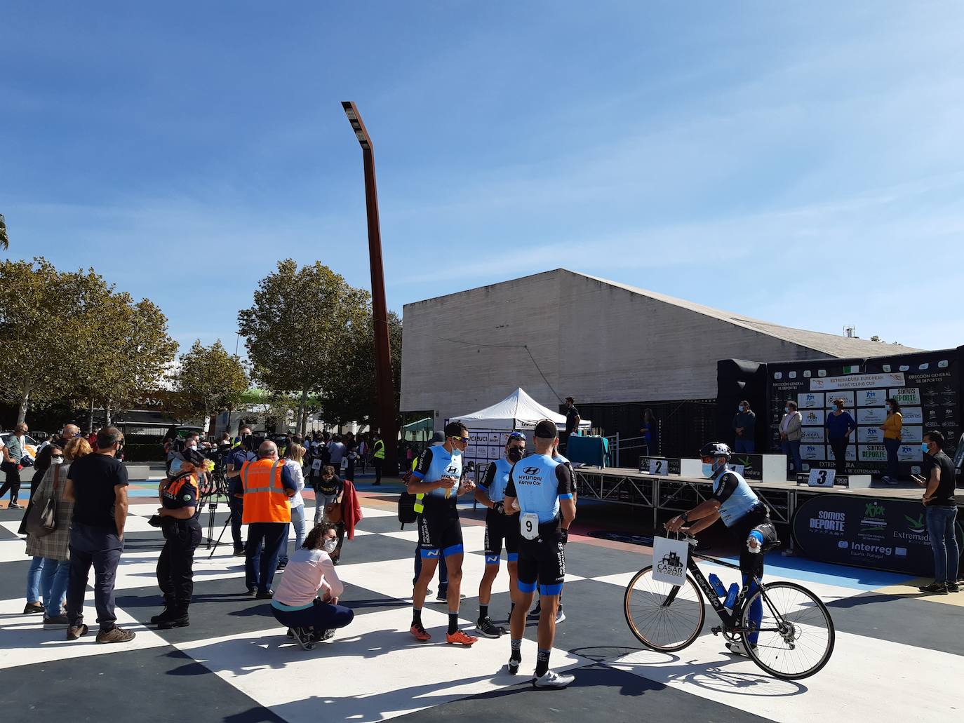 Todos los participantes han recibido como obsequio una Torta del Casar. 