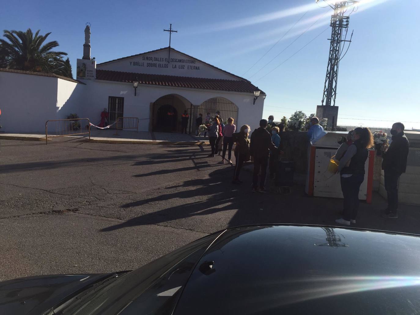 Se conceden 15 minutos en el interior del cementerio por grupos de 25 personas. 