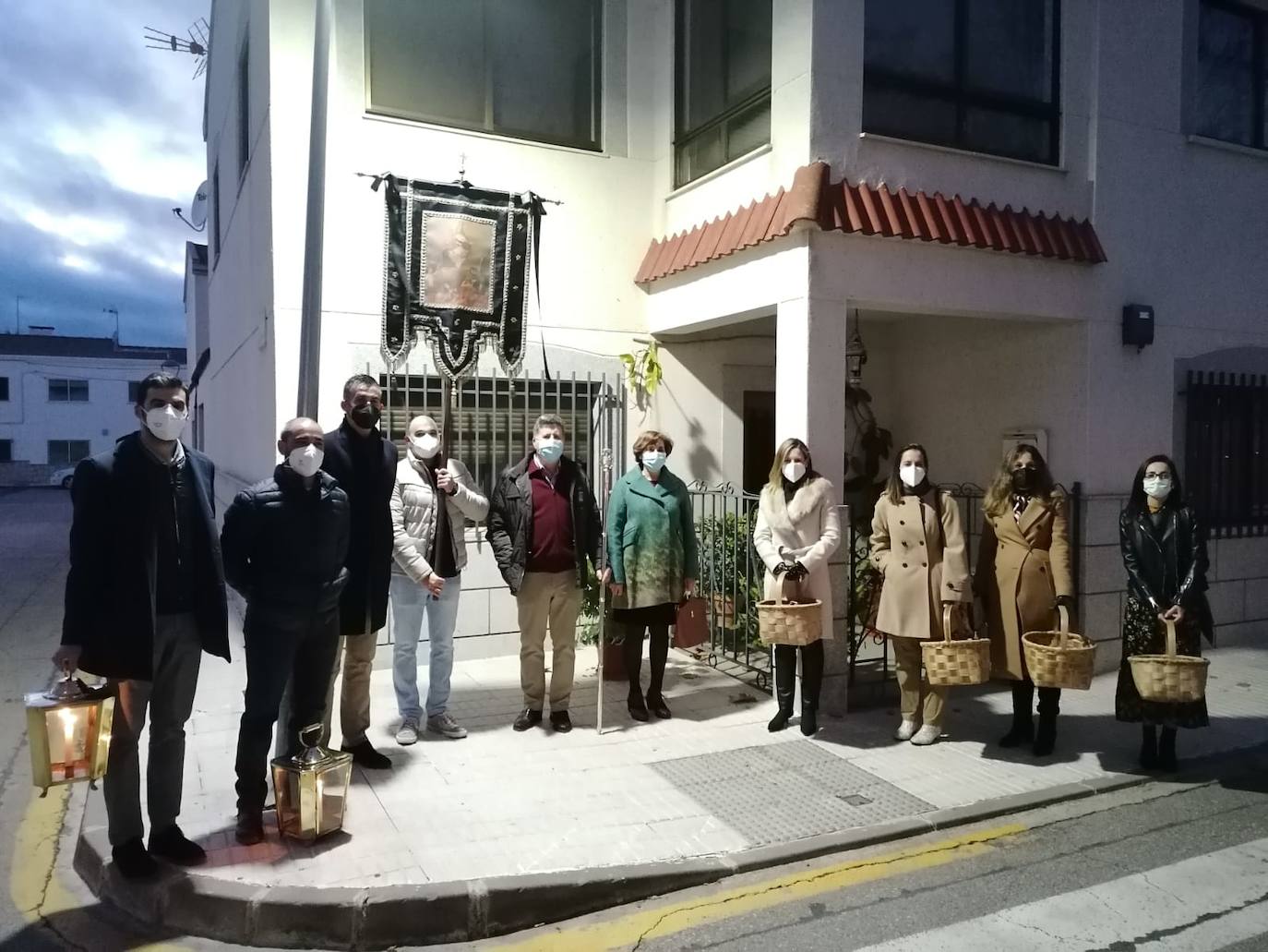 Nuevos integrantes de este colectivo, en la puerta de la casa de los mayordomos, en el número 7 de la calle Diputación. 