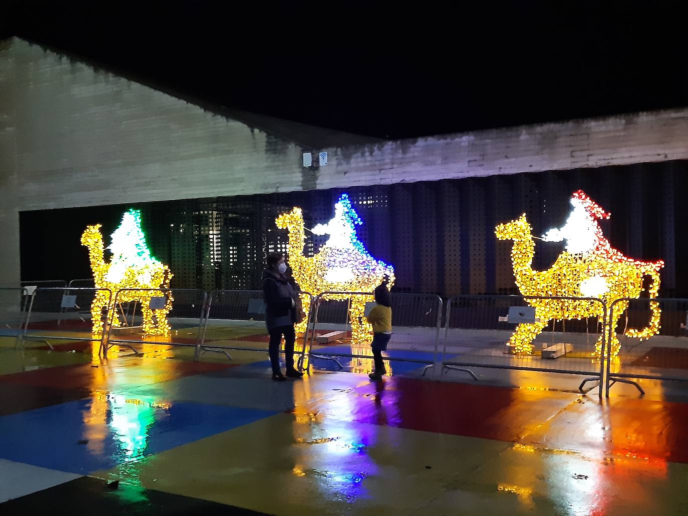 Las figuras superan los dos metros de altura, y lucen desde hoy en la plaza de Sancho IV.