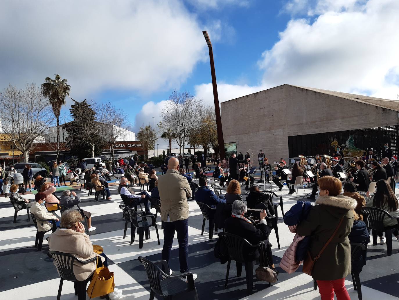 El público ha disfrutado del repertorio navideño ofrecido por la banda. L.C.G.