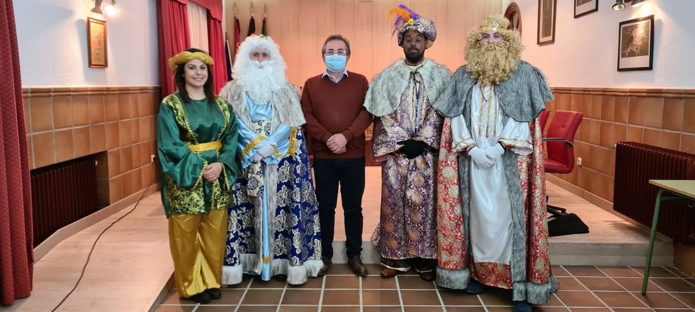 El alcalde junto a los Reyes Magos, en el salón de plenos del Ayuntamiento. 
