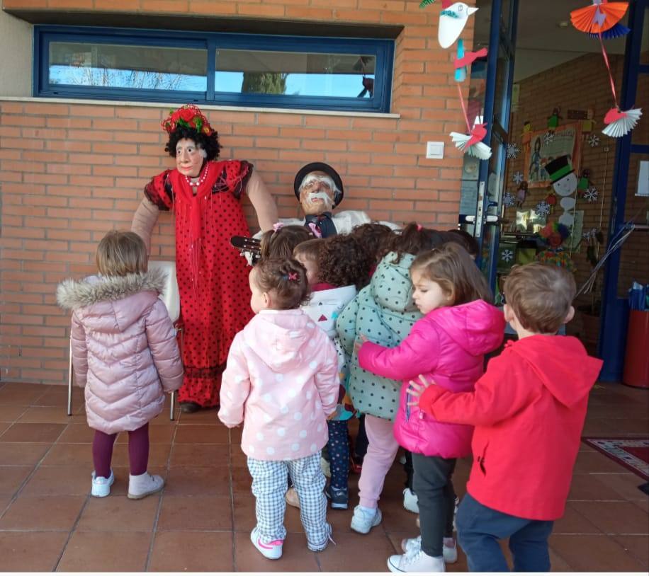 Imagen secundaria 2 - Niños en sus aulas y centros disfrutando del Carnaval.