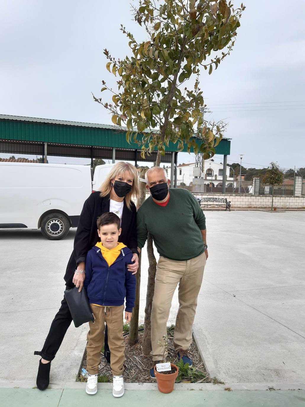 Henri, junto a sus padres en el árbol que desde hoy lleva su nombre. 