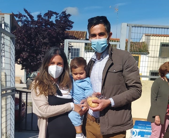 Diputados de la cofradía junto a su pequeño, tras recibir su primera bolla de anís. CEDIDA